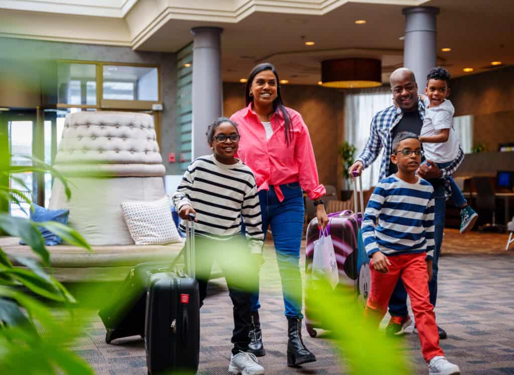 Famille arrive au Hilton Laval
