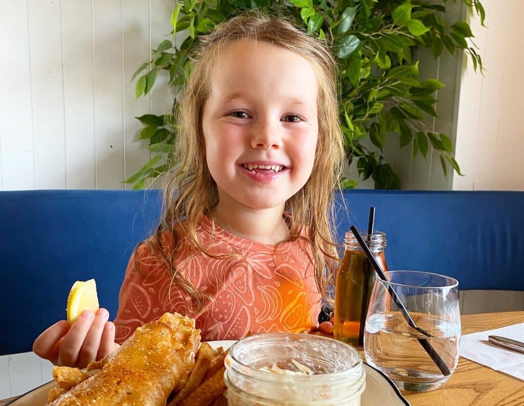 Fille qui mange au Holiday Inn