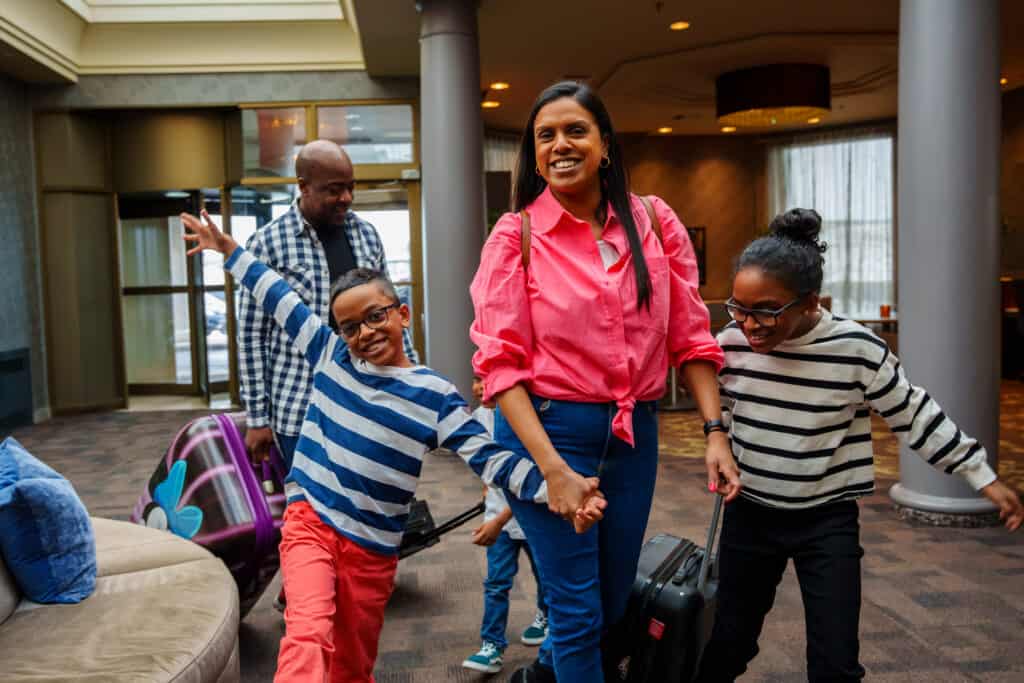 Famille qui arrive au Hilton Montréal / Laval