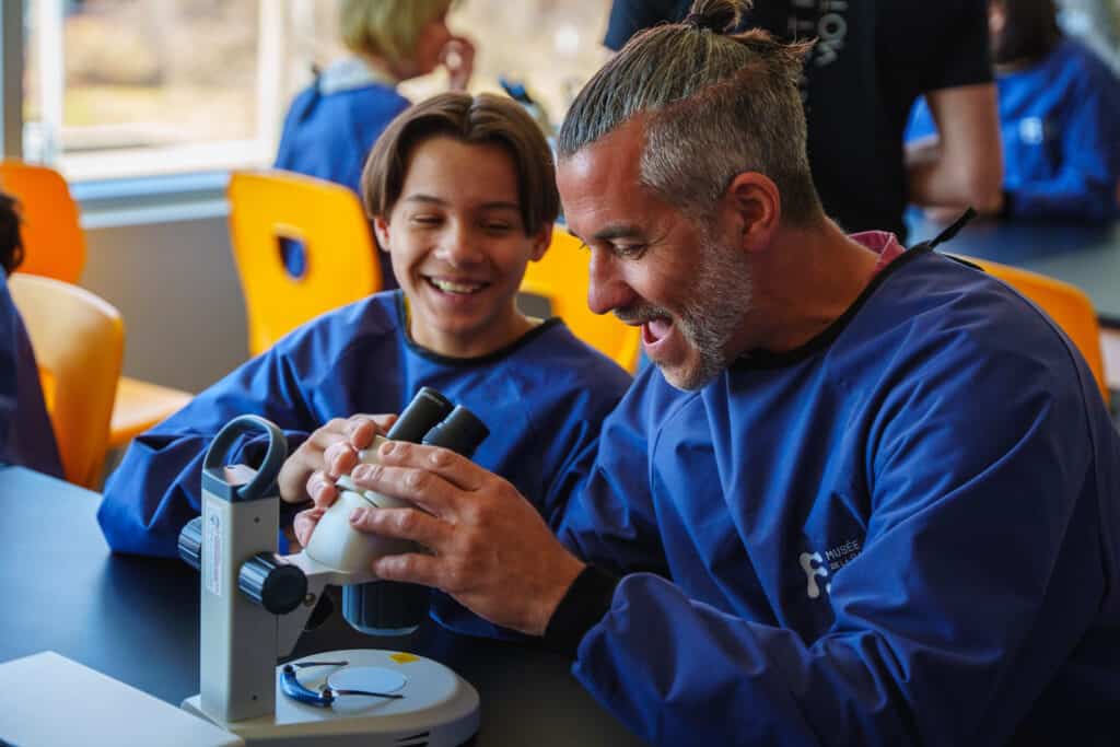 Père et son fils aux activités de laboratoire du musée de la Santé Armand-Frappier