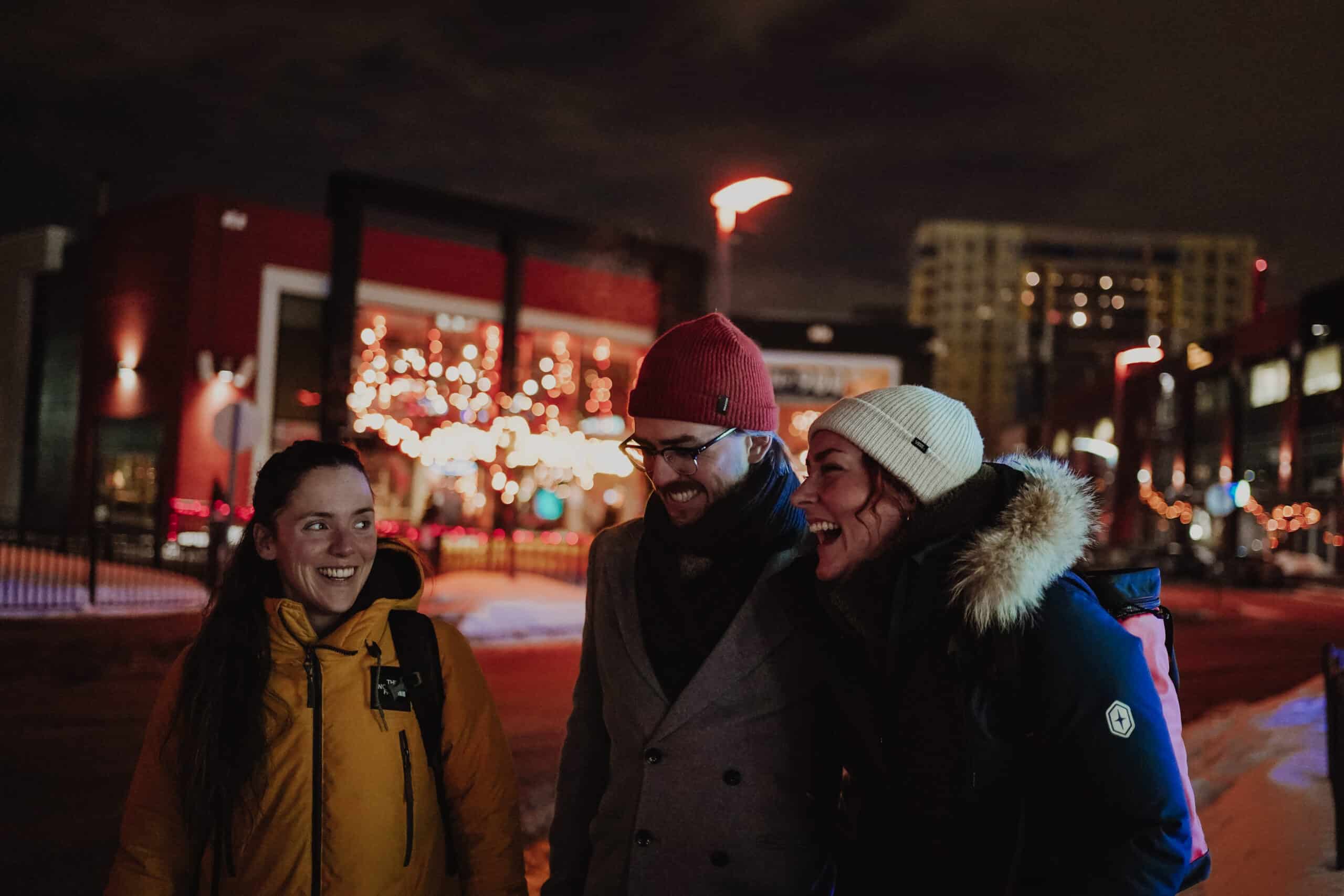 Jeunes qui marchent au Centropolis