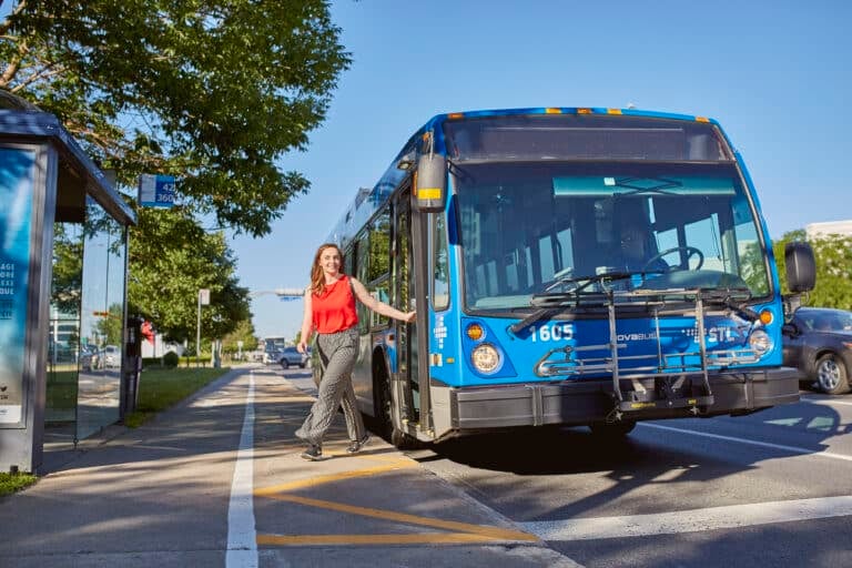 Autobus de la STL à Laval
