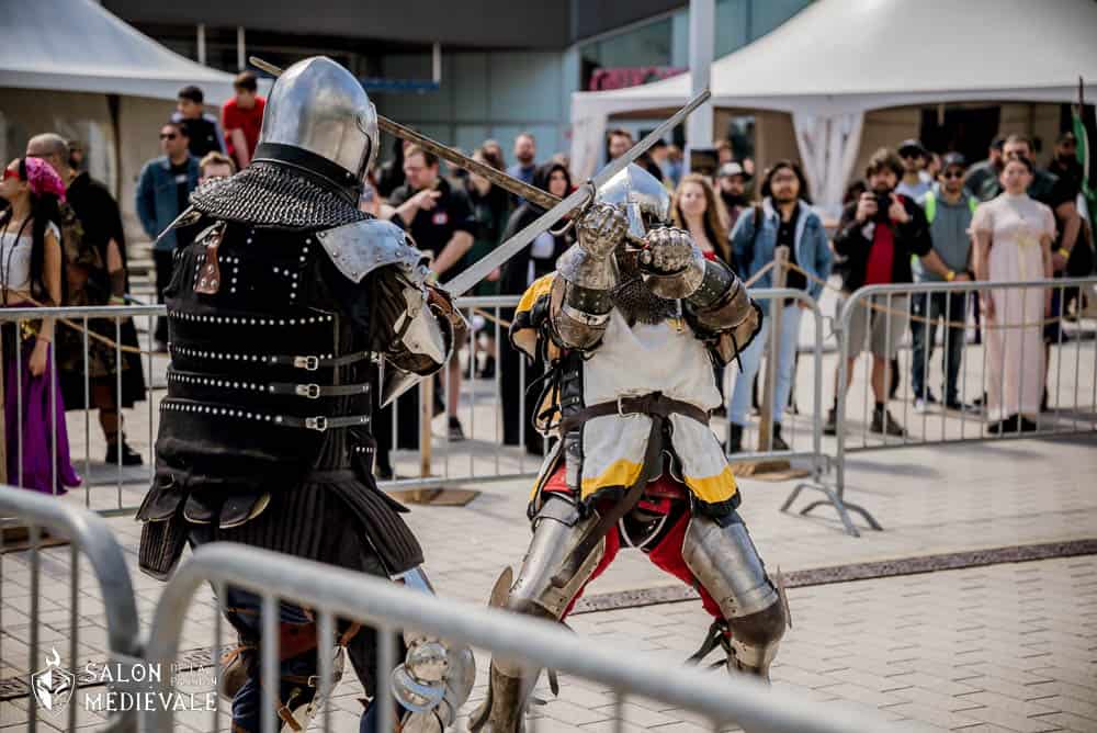 Simulation de combat au Salon de la passion médiévale à l'extérieur de la Place Bell à Laval