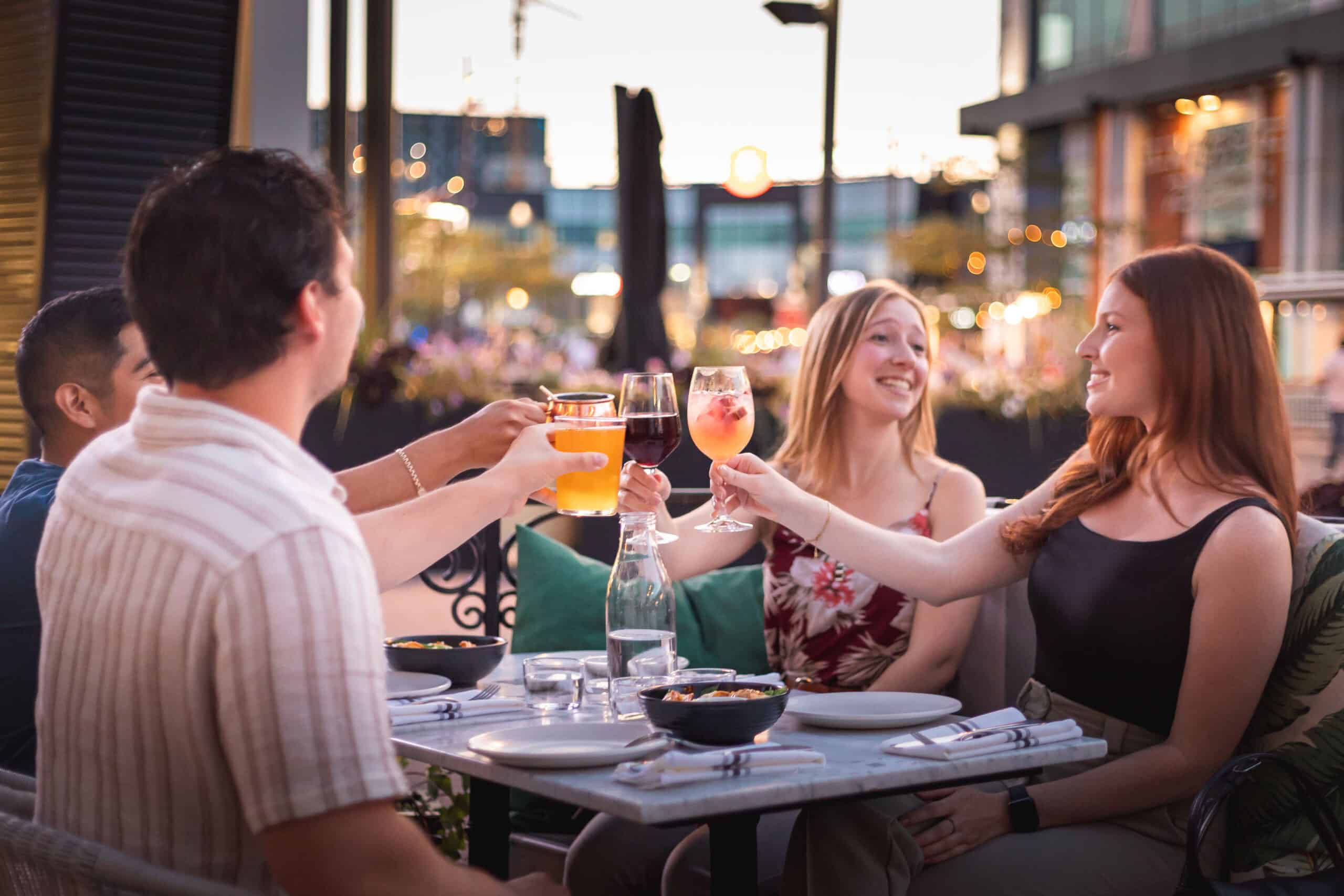 Jeunes sur une terrasse du Centropolis à Laval