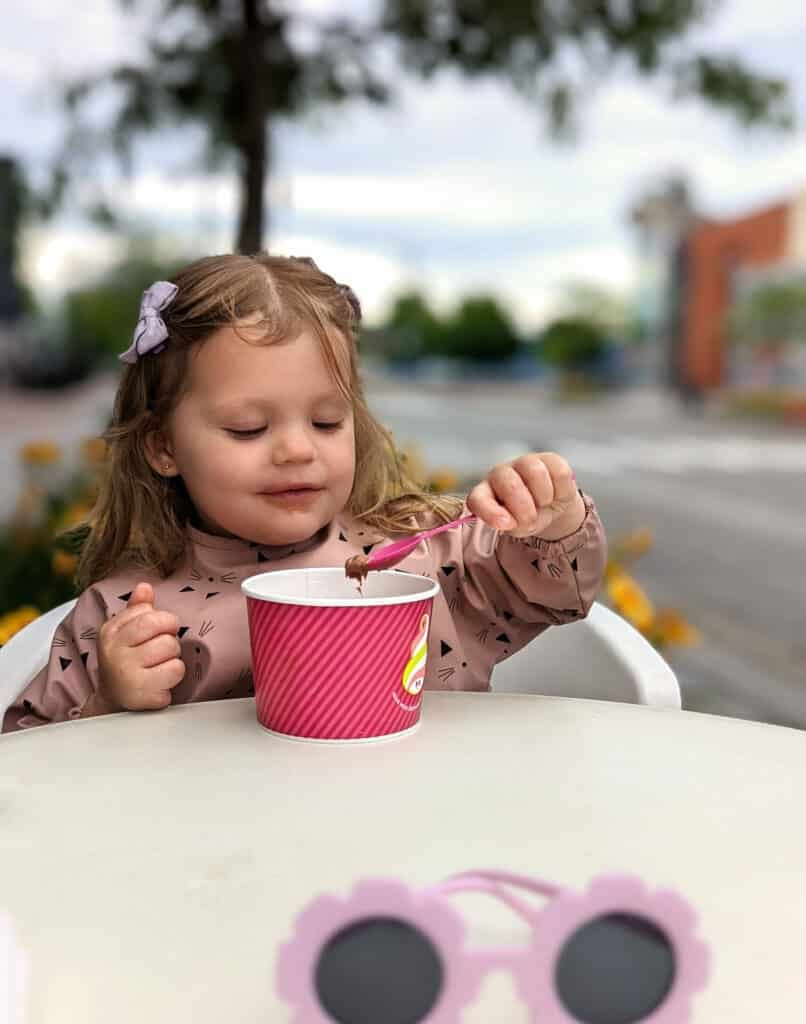 Fille avec crème glacée au Centropolis